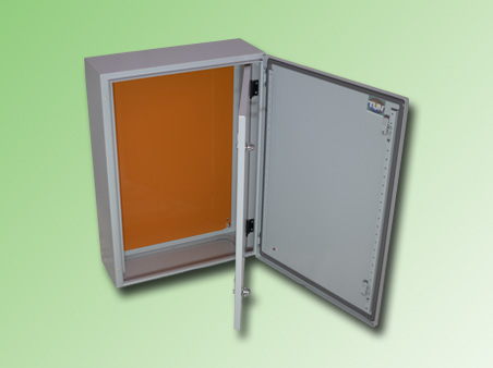 CAJA METÁLICA C/PUERTA  INT. 700x500x200mm IP66  RAL7035. COD PE240085